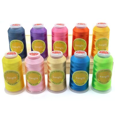 120D teint 720 couleurs 4000 Yards Polyester fil de broderie pour le motif teint à la machine