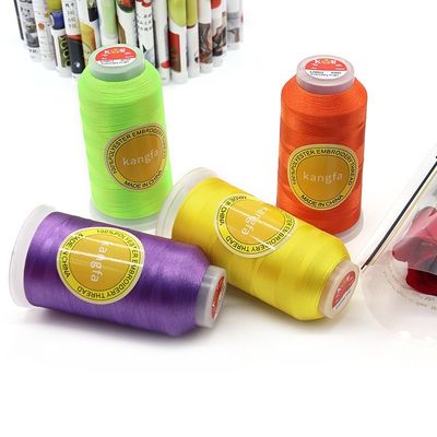 120D teint 720 couleurs 4000 Yards Polyester fil de broderie pour le motif teint à la machine