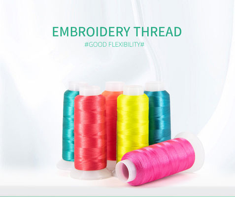 Fil de polyester de filament 120D/2 de 4000 yards pour les vêtements brodés à la machine à teinture