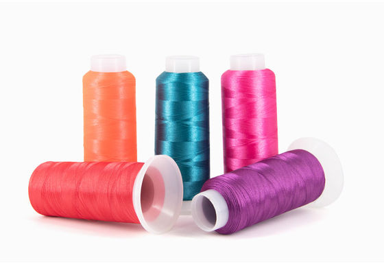 Fil de polyester de filament 120D/2 de 4000 yards pour les vêtements brodés à la machine à teinture