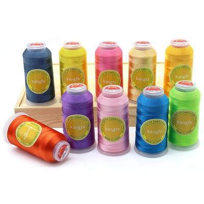 Fil de broderie en polyester de 5000 yards pour couture croisée motif teint vif et durable