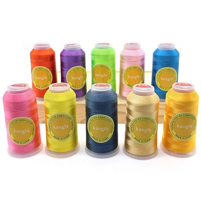 Fil de broderie en polyester de 5000 yards pour couture croisée motif teint vif et durable