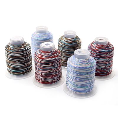 Fournir du fil de polyester multicolore 15 couches 172m longueur/cône pour l'artisanat du tissage arc-en-ciel