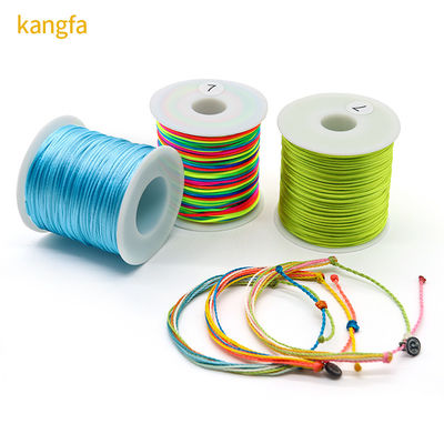 Bracelet en polyester 100% enveloppé en fil avec un design 2023 et une couleur unique ou une couleur arc-en-ciel