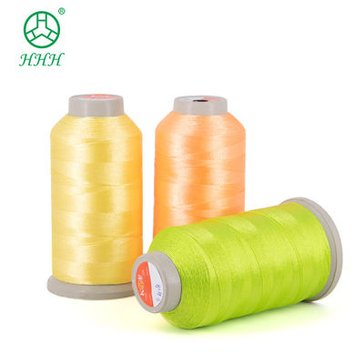 Fil de polyester Vietnam Broderie 120D 2 Haute résistance 40 bobines Accepté OEM / ODM Corne de fil coulé