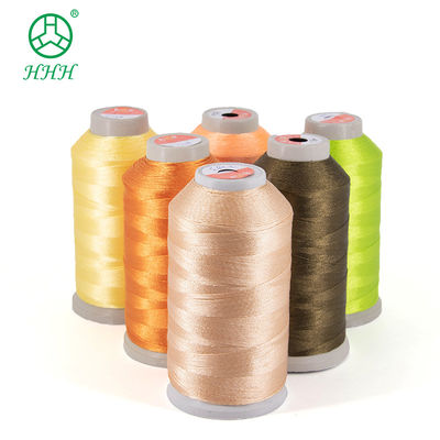 Fil de polyester Vietnam Broderie 120D 2 Haute résistance 40 bobines Accepté OEM / ODM Corne de fil coulé