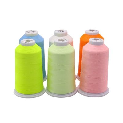 Glow In The Dark 150D/2 Fil de broderie en polyester 3000 mètres en rouleau Poids net 100G