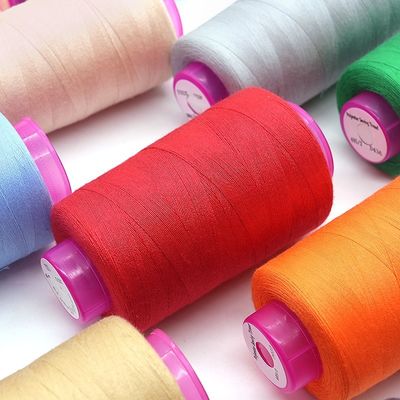 4 grands cônes de fils de polyester blanc pour les couettes de couture durables OEM ODM accepté