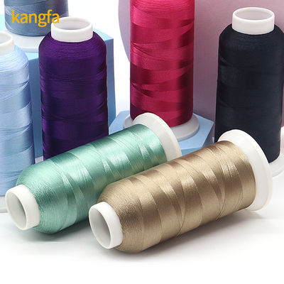 Des fils de broderie en polyester de 5000 yards vifs et colorés pour la machine de broderie
