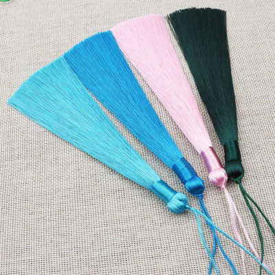 Couleur teintée à la brosse antistatique 8 cm Frange de frange de soie Porte-clés pour décoration de sac de fête