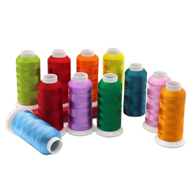 700 couleurs 100% fil de broderie en polyester pour la broderie à la machine livraison rapide