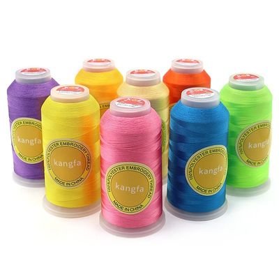 4000 Yard 120d/2 Fil de couture de broderie en polyester / viscose pour une machine à broderie
