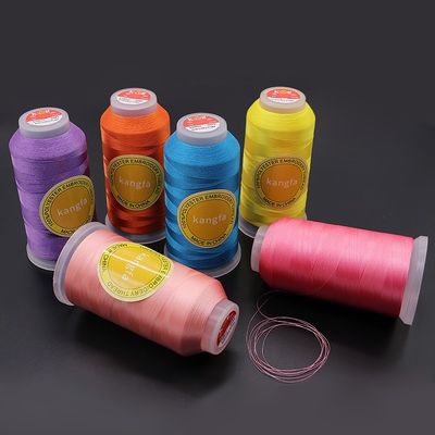Fil de polyester 120D/2 résistant aux températures élevées pour broderie réfléchissante sur canapés