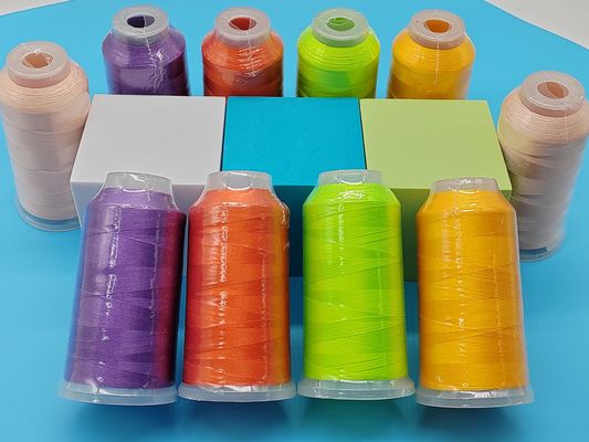 4000m Fil de broderie en polyester informatique en différentes couleurs pour la machine de broderie