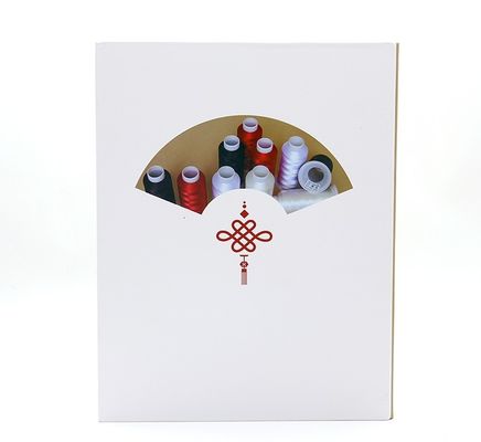 Broderie Fil de soie Cartes de couleur Livre 5000y Longueur/cône et 100% polyester