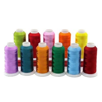 120D/2 5000Y 128g fil de broderie en polyester teint en or pour les projets de couture à la machine