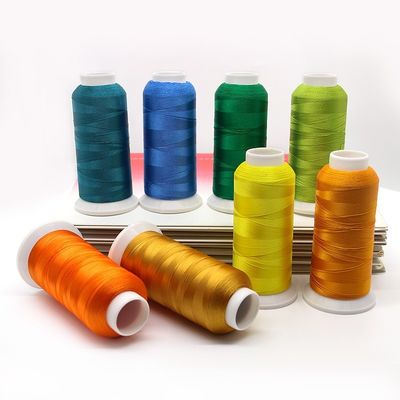 120D/2 5000Y 128g fil de broderie en polyester teint en or pour les projets de couture à la machine