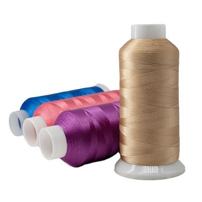 120D/2 5000Y 128g fil de broderie en polyester teint en or pour les projets de couture à la machine